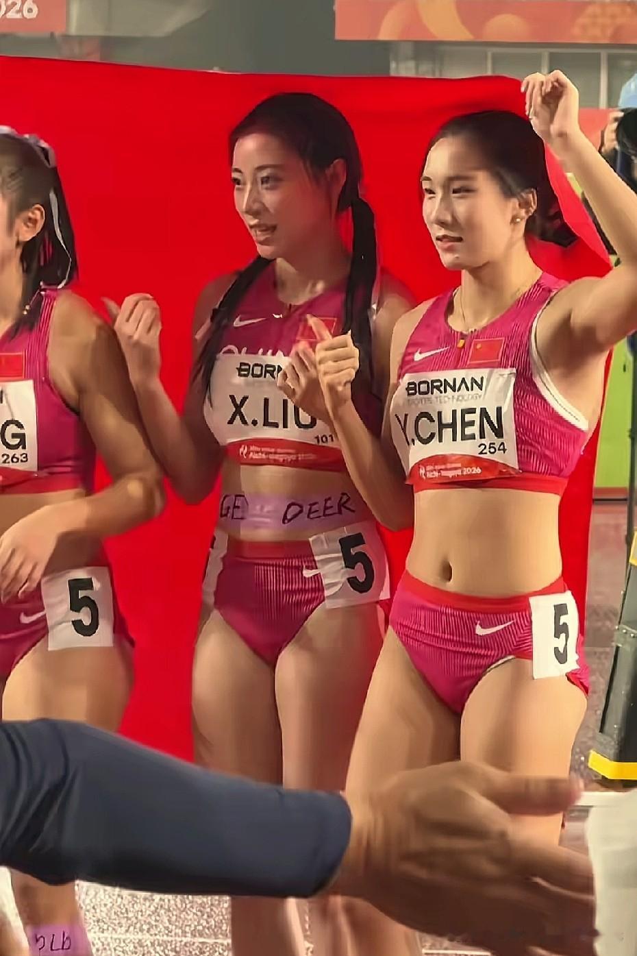 祝贺中国女子4×100米接力队！四位姑娘奋力拼搏，成功卫冕亚运金牌，五星红旗在赛场高高扬起！