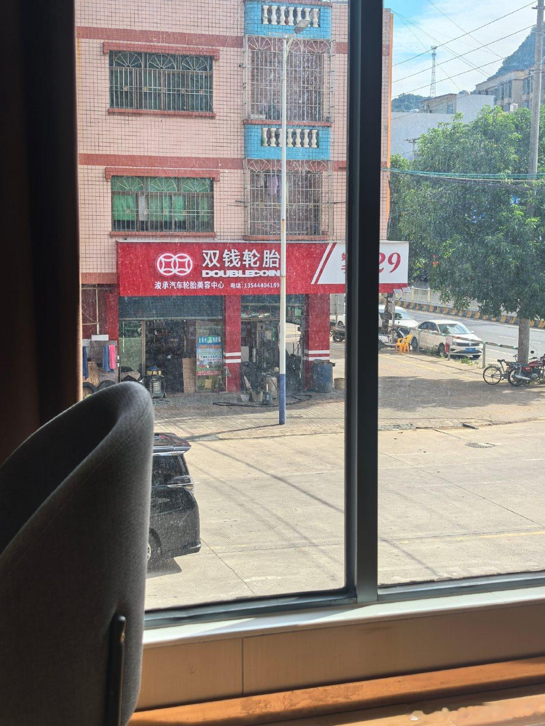 酒店隔壁是修车店，这时候有点担心，为了做生意，就在地面撒钉子。。。[允悲] ​