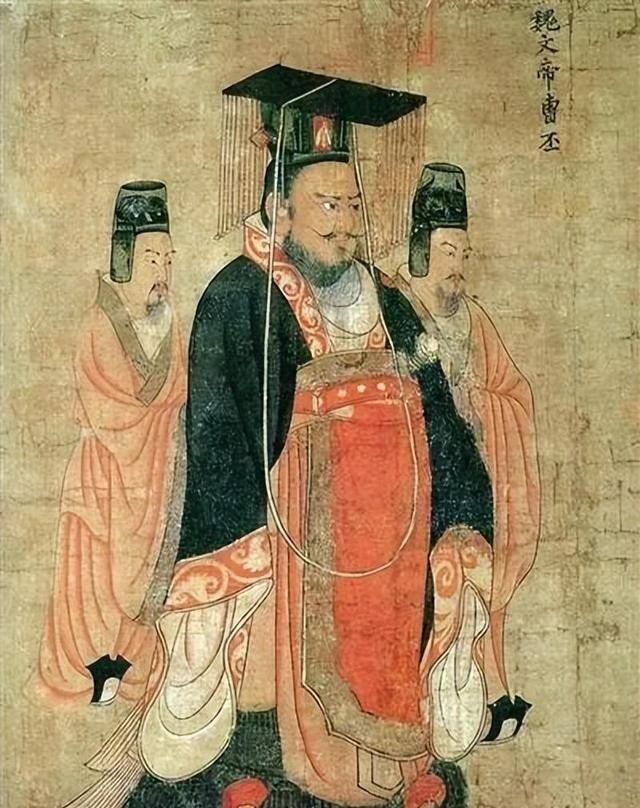 公元220年洛阳城内，曹操死后还不到一年光景，他的儿子曹丕就把汉献帝刘协从那把坐了三十多年的龙椅上请了下来，延续四百年的东汉王朝在这一年彻底落幕，整个过程没有刀光剑影也没有血流成河，却比任何一场杀戮都更让人窒息。

曹丕在称帝前夕接受陈群建议，推行九品中正制。也就是说，他接手曹操留下的政治遗产后，一