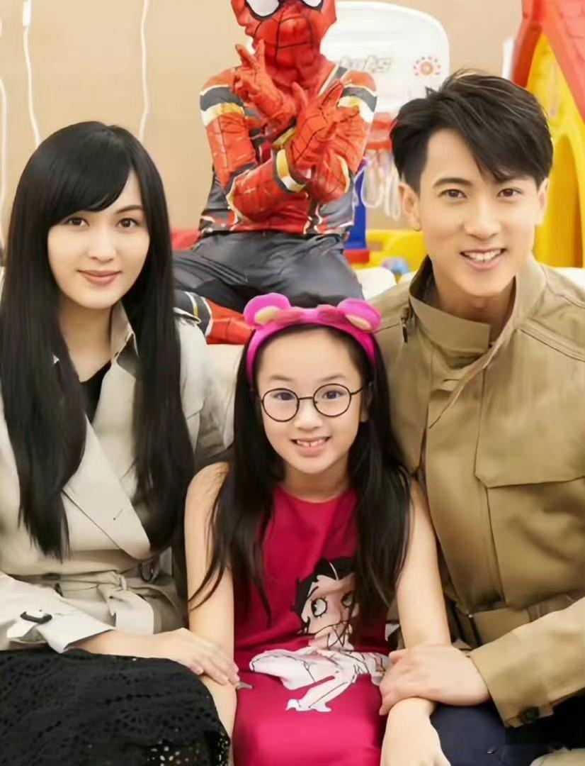 一晃这么多年，当年综艺里的小NeiNei已经长成亭亭玉立的少女。吴尊带着孩子走进博物馆感受传统服饰，这种沉浸式的家庭教育真的很值得借鉴。大家还记得《爸爸回来了》里哪些名场面？