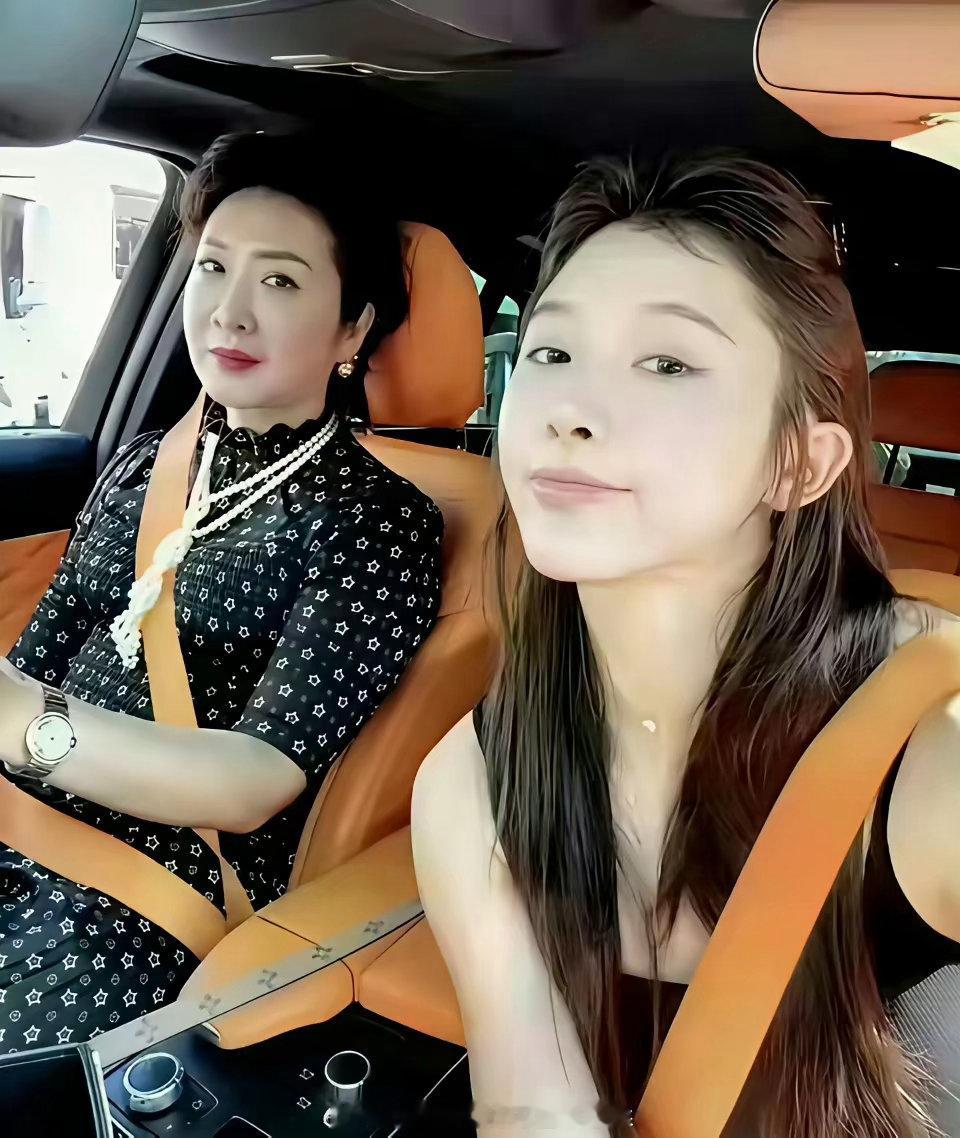 吴艳妮才是最早一批的王诗龄吧，妈妈有钱养出来的小孩就是漂亮有气质。 ​​​