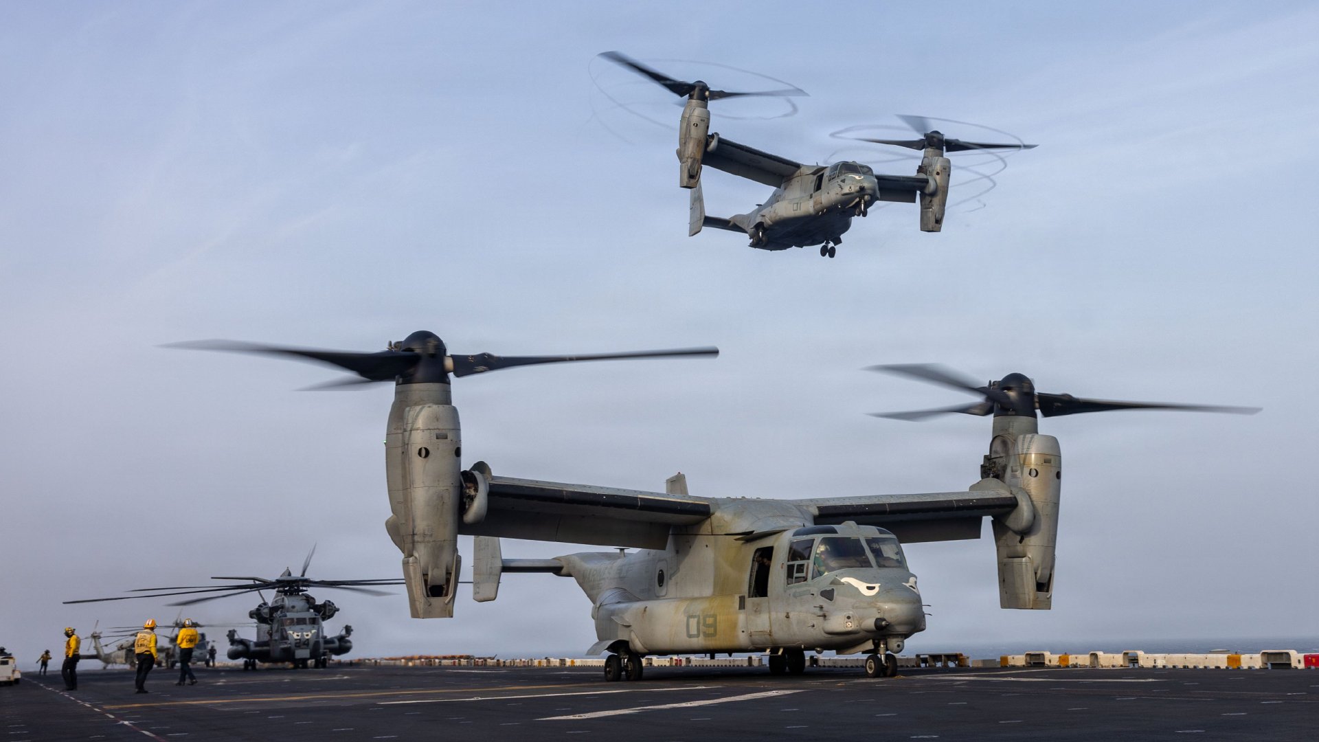 美国海军陆战队MV-22B“鱼鹰”多用途飞机从“拳师”号两栖攻击舰的飞行甲板起飞。该舰正在阿拉伯海航行，继续执行美国对伊朗的封锁行动。截至8月20日，美军已指令67艘商船改变航向，令3艘船只失去行动能力，并对2艘船只进行登船检查，以确保其遵守封锁要求。 ​
