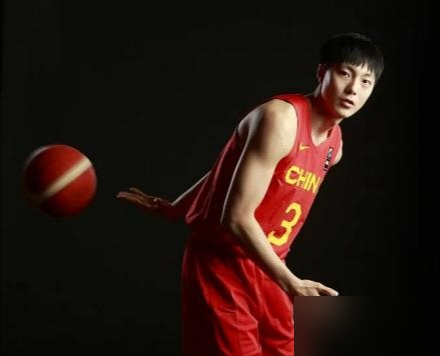 男篮新队长定了！居然不是呼声最高的胡金秋！
赵继伟积劳成疾，郭士强安排他保护性休整缺阵本届亚运会，最终敲定胡明轩出任队长，胡金秋留任内线核心。
郭士强选队长不看名气，要的是能串联、管更衣室、带年轻人。胡金秋性格内敛，专注内线砍分就是最大贡献；胡明轩沟通能力强，还有过往队长经验，刚好匹配要求。