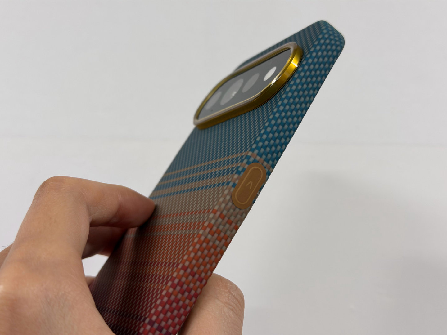 Pitaka 的 Pixel 11 系列壳，说是 Aaron 键适配有问题，发来邮件说给退 10 刀，我同意了，反正也不咋用，现在就当是解压玩具了～ ​