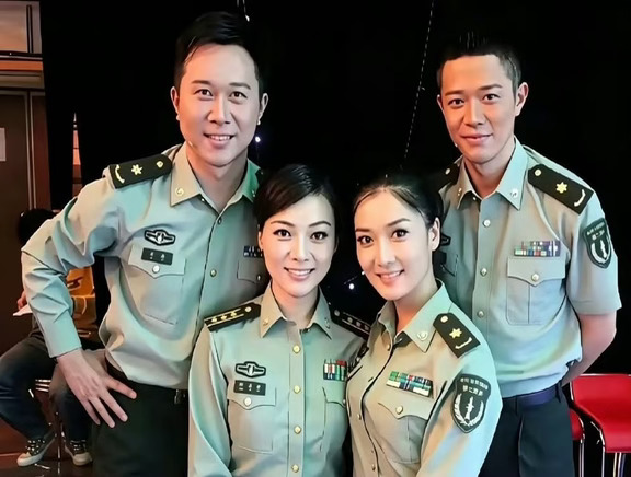 凤凰传奇当年和陈思思金波的一张合影。