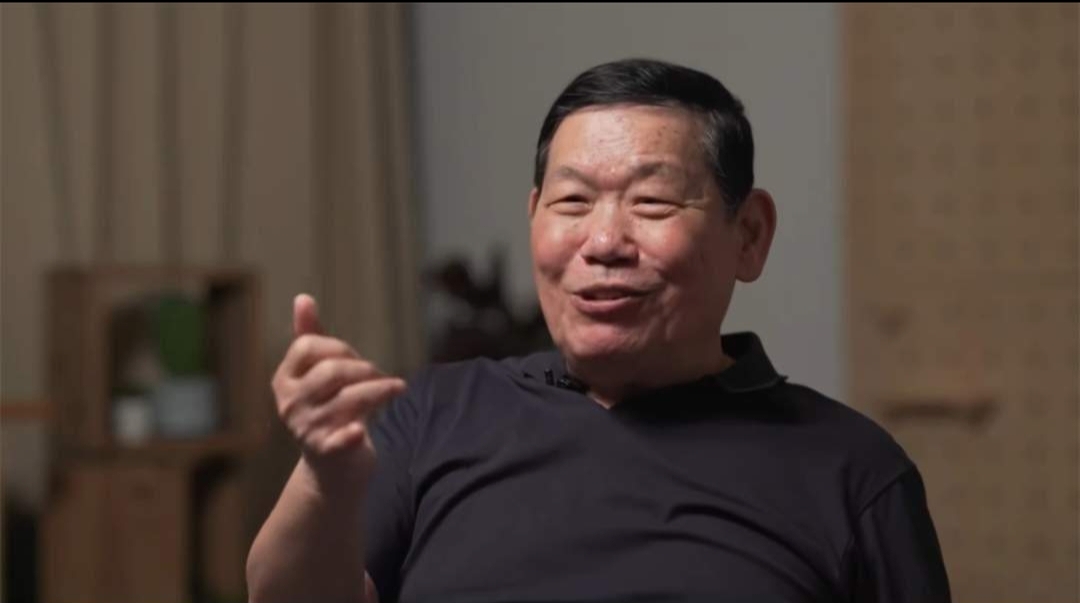 500万捧你当主角，7800块却让你记恨半生？成龙和火星的兄弟情，到底输在哪！

1986年，成龙做了一件圈内罕见的事——自掏500万港币，专门给成家班的兄弟火星量身定制了《扭计杂牌军》，铁了心要把他捧成男一号。惠英红、刘嘉玲都来搭戏，这排面够硬了吧？

结果戏刚拍完，火星就拿着合同找上门：“大哥，