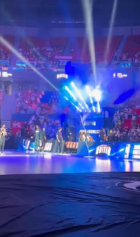 NBA G联赛来访，上海本土球员魅力四射，张镇粼缺阵仍然极具感染力！
这场对阵NBA G联赛联队的热身赛，上海男篮在缺少张镇麟的情况下，全本土阵容打出了极具感染力的表现，完全和对手拼到了最后一刻。
李添荣全场砍下25分，多次顶着对抗完成反击暴扣，偰李永炜贡献21分，在高压紧逼下连续送出精准助攻，年轻