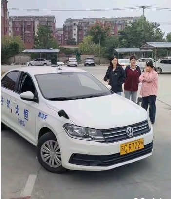 广场练车趣事多 老公陪我去广场练车，那场面，简直笑料百出。  我手握方...