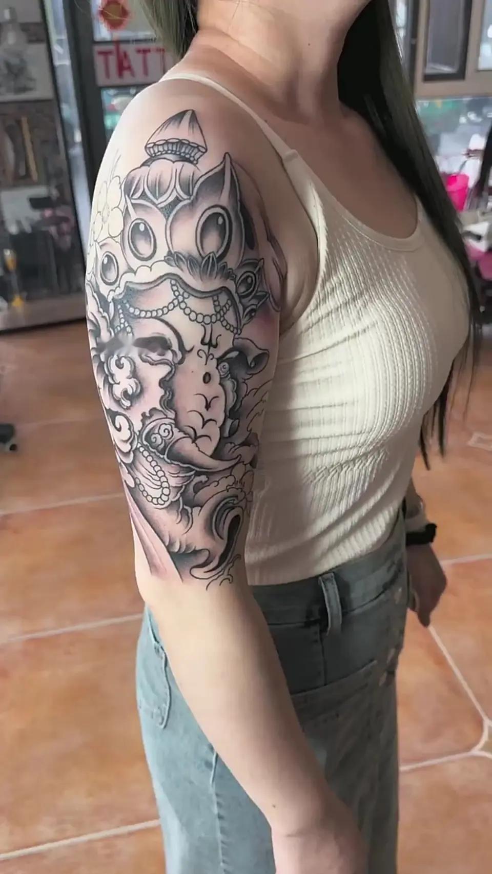 小姐姐胆子真大 肩膀上纹身 看着就霸气 这么大面积纹身 老疼了吧