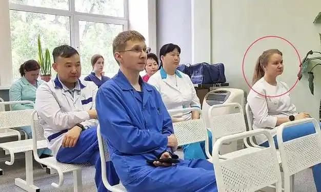 烈性疫病警报再起！奉劝所有中国人，不要掉以轻心了。这一回不是寻常病死的新闻，是高危病原实验室里头冒出来的公共安全警钟。
 
10月1日深夜，俄罗斯西伯利亚伊尔库茨克抗鼠疫研究所，一名28岁的女技术员在医院咽了气，从她发病到人没了前后才四天光景，当地一下子隔离了小两百号人。
 
外头传得最邪乎的说法是