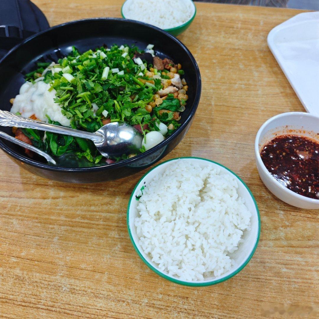吃得越狠老得越慢小心断经脱发失眠啊，，，这个“断食40%年轻12岁”的说法，来源是一项真实的小鼠研究。中科院和同济大学等团队把几百只小鼠分成不同热量限制组，从正常饮食削减到10%、20%、30%、40%，观察了19个月。结果确实很惊人：限制越多，小鼠的DNA甲基化年龄越年轻，40%限制组的小鼠，实际年龄24个月，表观年龄只有12个月，相当于人类60岁的人身体还停在48岁。这背后的机制叫表观遗传。DNA序列像一本书，DNA甲基化就像书上的小标签，决定哪些基因被打开，哪些被关闭。随着年龄增长，这些标签会发生错乱。热量限制能改变这些标签的状态，同时改善肝脏脂代谢、降低炎症、提高胰岛素敏感性。但要把动物实验的结论直接套在人身上，就很容易出问题。小鼠断食40%还能活蹦乱跳，人要是直接砍掉四成热量，最先失去的不是脂肪，是肌肉。肌肉是身体的蛋白质储备库，也是代谢调节器，一旦流失，基础代谢下降，免疫力下降，脱发、月经紊乱就会接踵而至。尤其对中老年人，肌肉本身就是最值钱的资产，用饿肚子去换寿命，可能...