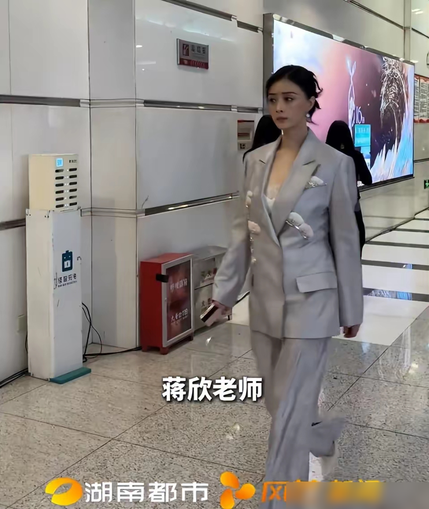瘦到112斤的蒋欣，愣是把自己穿成了一堵会走路的墙，上台领提名奖，结果风头全让那件西服抢了。
银灰色提花，料子不差，但肩线往外支棱着，像硬套了层盔甲。她脑袋本来就小，骨架又宽，镜头一扫，远看跟衣服自己在红毯上飘。139斤的时候穿松垮点还能说遮肉，现在腰都薄成纸片了，还裹着这种没型的廓形，白白浪费了
