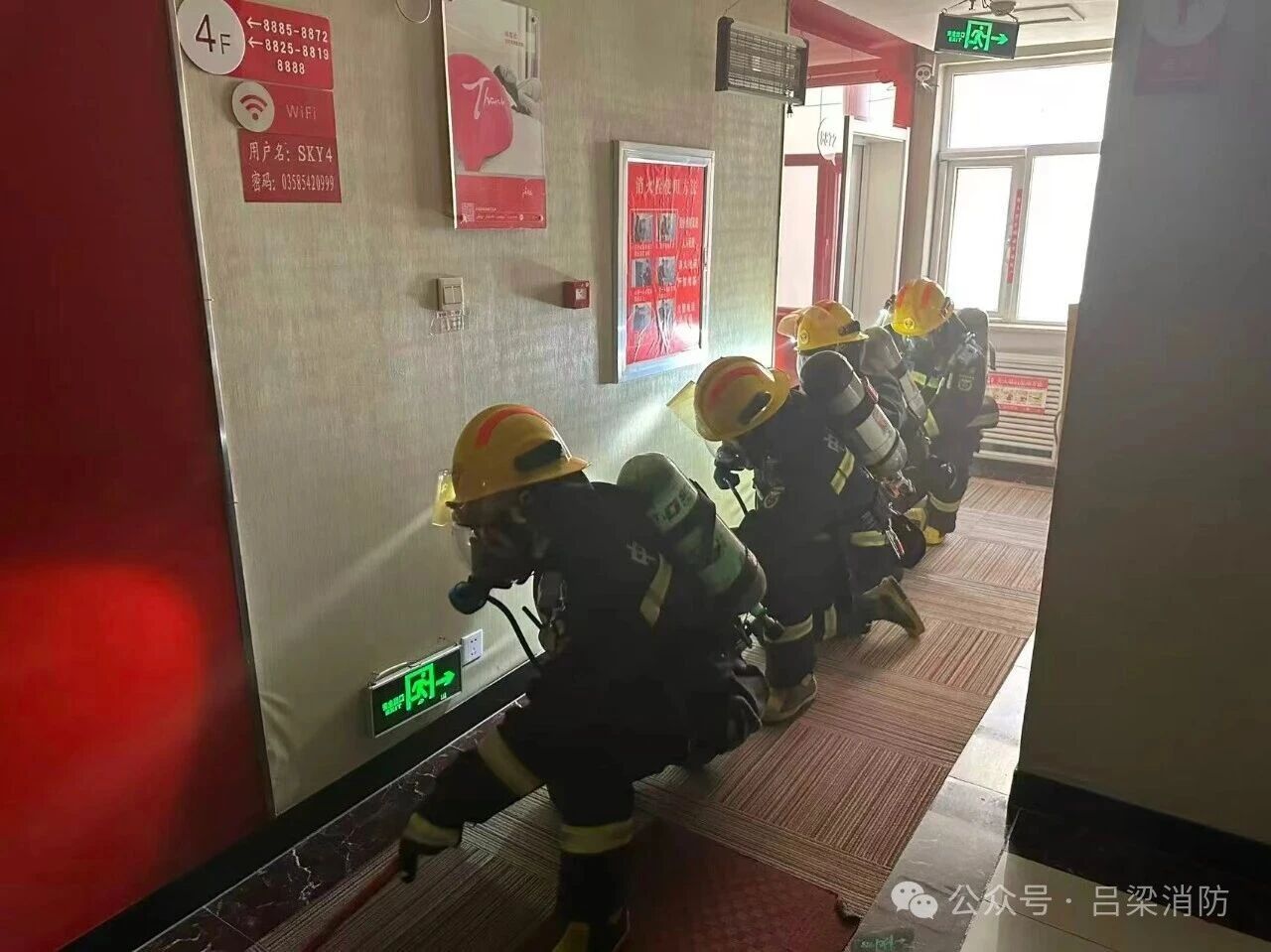 【#吕梁消防开展经营性自建房灭火救援实战演练#】为破解经营性自建房火灾扑救难题，检验快速响应与多力量协同攻坚能力，近日，深入交口县尚客优酒店开展实战演练。演练模拟酒店二楼电气短路引发火灾，各参战力量按照“先救人、后灭火”原则，开展侦察研判、内攻搜救、控火阻截、破拆排烟、不 ​