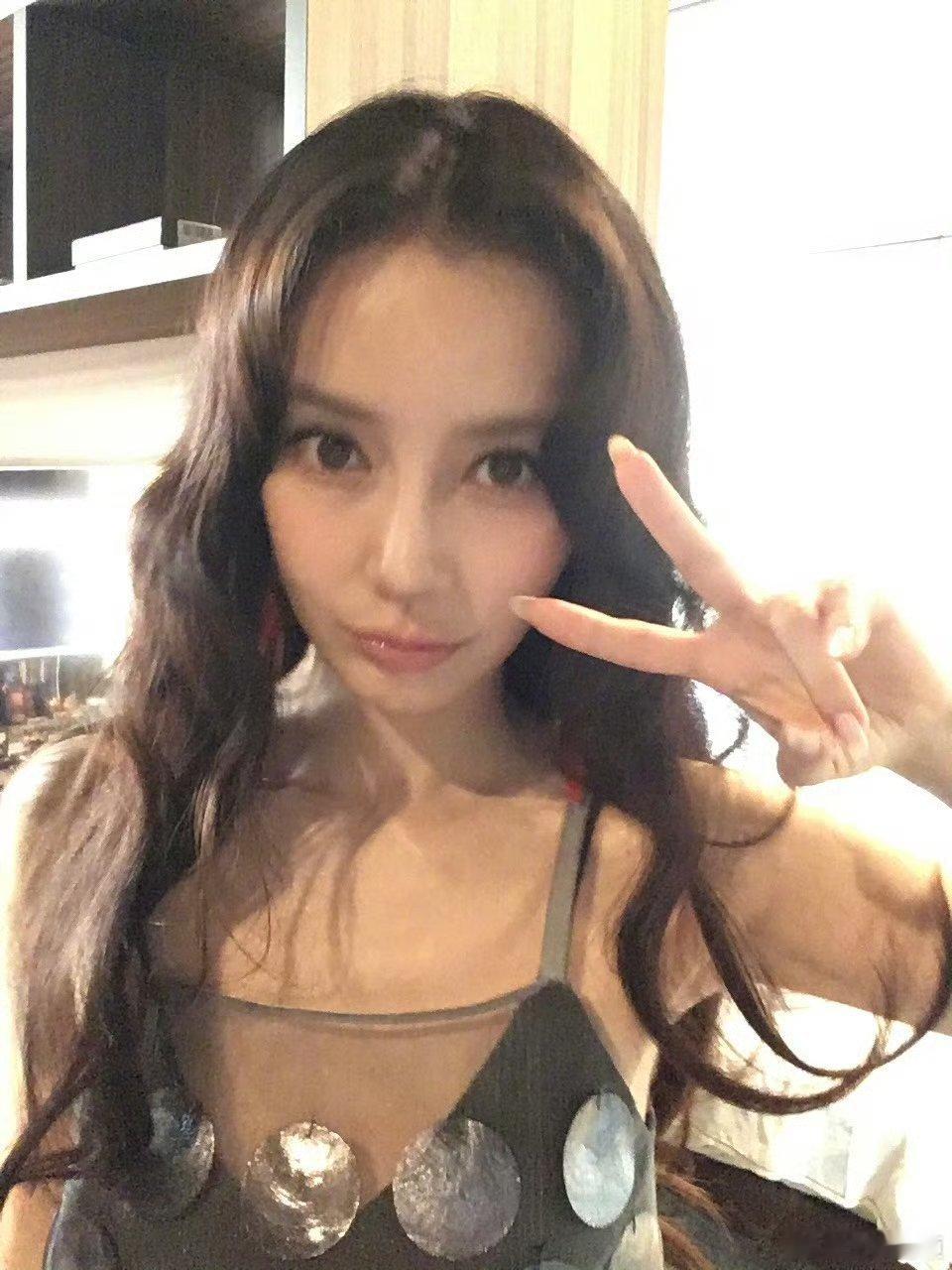 #angelababy[超话]# [送花花]#angelababy#

ᴬʳᵒᵘⁿᵈ ᵗʰᵉ ᵍᵃˡᵃˣʸ, ᵗʰᵉʳᵉ ᵃʳᵉ ⁿᵒ ˢᵗᵃʳˢ ᵗʰᵃⁿ ʸᵒᵘ.环游遍了整个星系，找不到比你更亮的星星

​