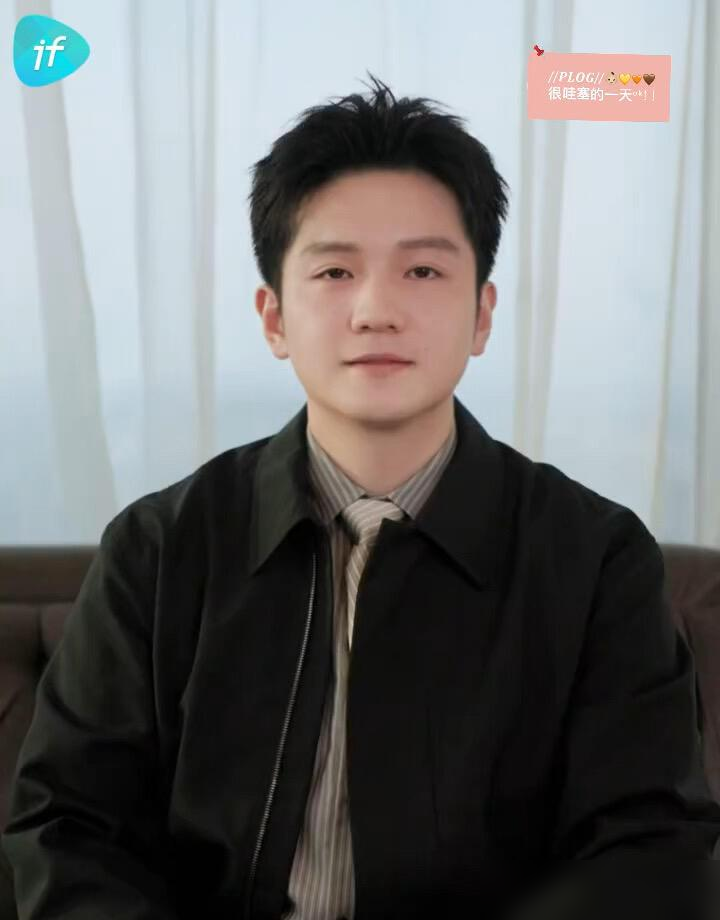 你看樊振东二十岁那会儿的采访，浑身绷着，眼神直愣愣的，像根拉满的弓。现在再瞅他往静安嘉里中心那一站，跟马伊琍、许光汉同台，整个人松下来了，话不多，但每句都落在实处。
有人笑他社恐，见生人拘谨。可工作人员都知道，混熟了这哥儿们随和得很，没一点架着的样子。这不是蔫，是劲儿往里头收了。
去年底他发那八