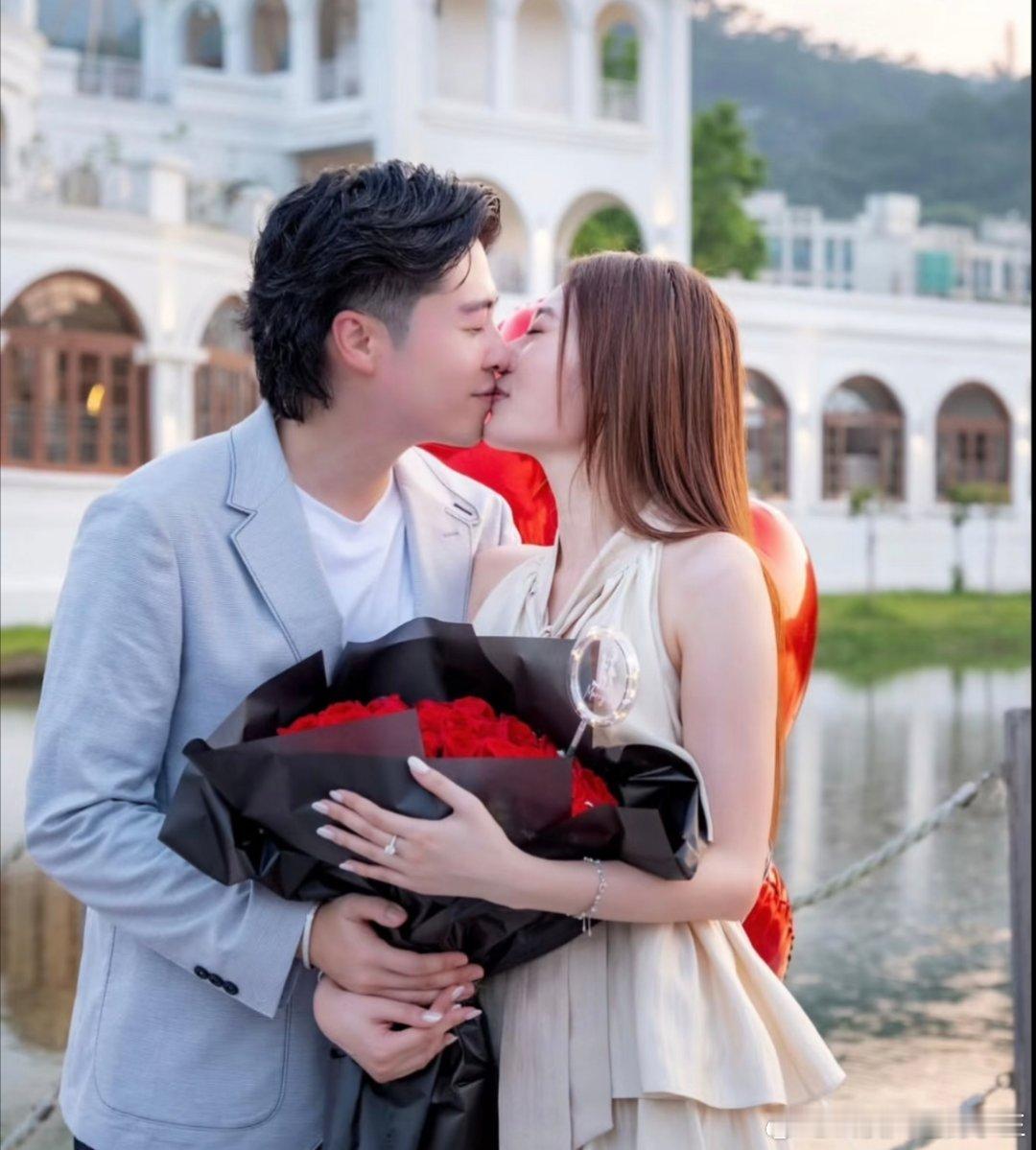 #张子丰王菲订婚#刚刚，王菲张子丰订婚！娱乐圈传来甜蜜喜讯！据港媒最新报道，港姐王菲与歌手张子丰正式宣布订婚！

两人在社交平台上大方公开了求婚现场的浪漫照片，甜度直接超标[爱慕]！据悉，两人已经低调相恋4年之久，感情一直非常稳定，如今终于迎来了人生的新阶段。

求婚现场仪式感十足，不仅 ​