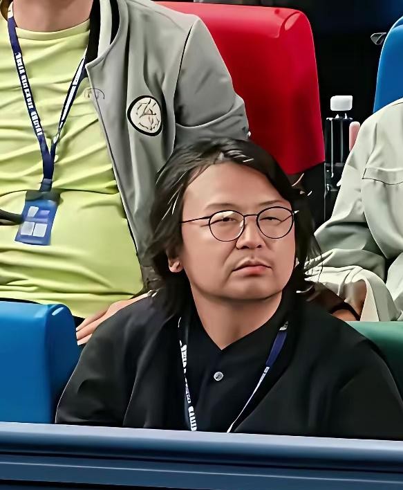 留着及肩长发、胡子拉碴在看台看球赛，41岁的雷佳音这次露面，直接让不少人直呼认不出。
有人看到这副模样就嘀咕：前两年霸屏的视帝，怎么突然没动静了，是不是资源断崖式下跌、没人找他拍戏了？
毕竟前几年他的势头太猛了。张艺谋的片子接连演了好几部，主流电视剧大奖拿到手软，走到哪都是焦点。
反观现在，身