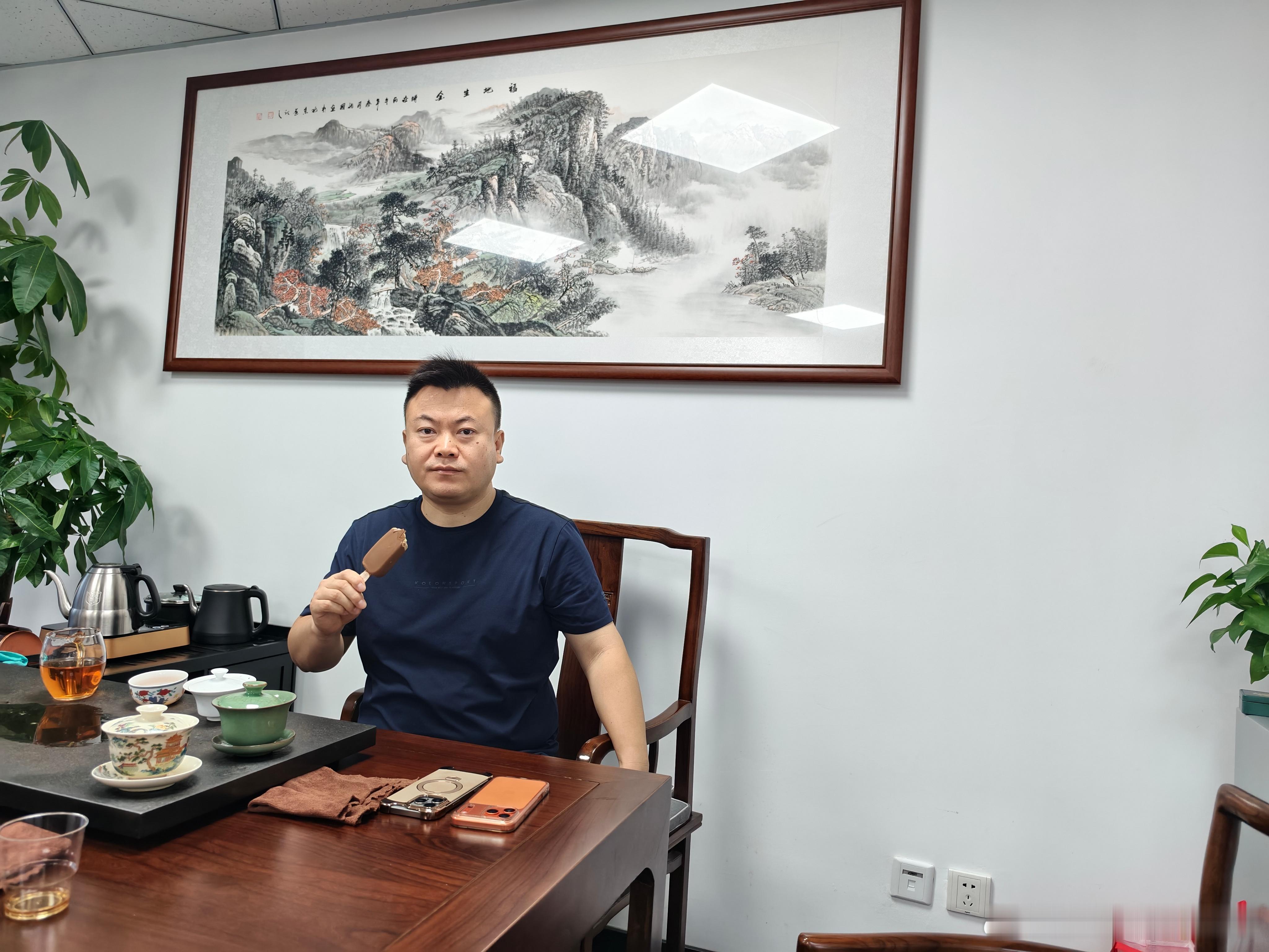 关于近期投资的探讨和想法:1.关于航天火箭和卫星，众所周知马斯克把300.500公里的占了好多，他支持乌，俄说要干它，即使真的把这些轨道上的卫星全搞下来，国际空间也有条约，几年内还是属于人家的，咱们也不能占了它的位置，况且俄不一定能动人家呢，未来太空竞赛，就中美两个超级大国，其他人别想了， ​