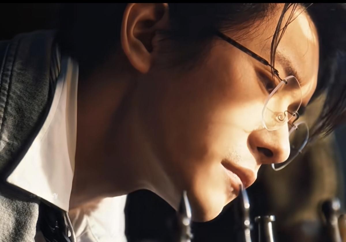 易烊千玺真的是太优秀了，这话搁谁嘴里说出来都不稀奇。打小看着他长大的观众，大概都有种“自家孩子争气”的欣慰感，可这份优秀背后，渐渐被捧上神坛的嗓音，反倒让人多了几分琢磨。

这孩子好就好在，他红得早，却没被浮华泡软了骨头。别人挤破头抢镜头时，他倒是沉得住气，闷头挑剧本，一门心思想把角色啃透了。从舞者