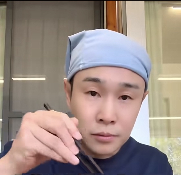 不少网友调侃，小沈阳直接在《披荆斩棘的哥哥》里，开辟出了属于自己的番外版《向往的生活》。比起紧张的公演排练，厨房才像是他的主战场，一手家常菜牢牢抓住了各位哥哥的胃。

从一开始的土豆炖茄子，到鲜香入味的尖椒干豆腐，还有广受追捧的自制咸菜，一道道地道东北菜轮番上桌。节目里的哥哥们几乎都品尝过他的手艺，