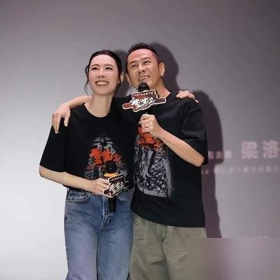 梁洛施38岁生日，一张车内牵手照直接炸了。对象不是别人，正是《重生2》导演马浴柯。两人在片场同进同出，电影节红毯也一前一后，根本不避嫌。
想想也是唏嘘。当年跟李泽楷那一段，生了三个儿子，最后连李家大门都没进去。住着石澳5亿豪宅，一个人带娃，外界都说她亏大了。
现在呢？她出来拍戏，一口气接两部电影