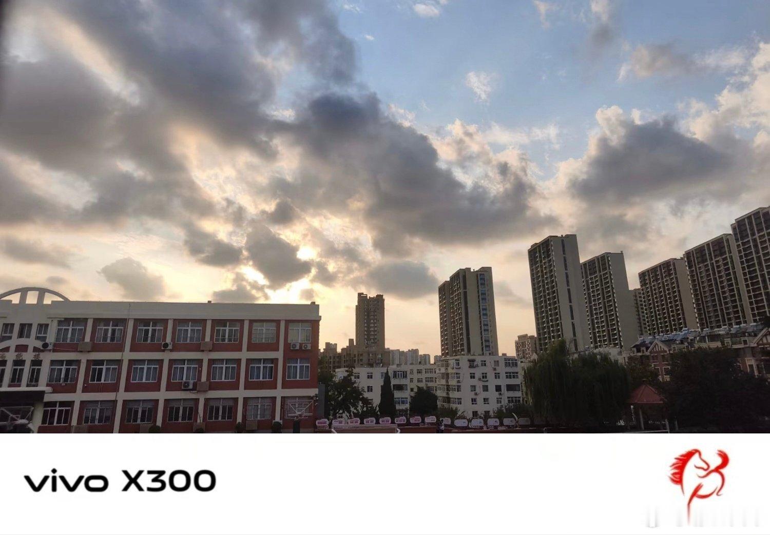 #vivo[超话]##vivo超话# 城市校园的傍晚真的很治愈，厚重云朵裹着落日微光，楼宇衬着天色，站在这里看着就觉得内心格外平静，忙碌一天的疲惫都被慢慢抚平。 ​