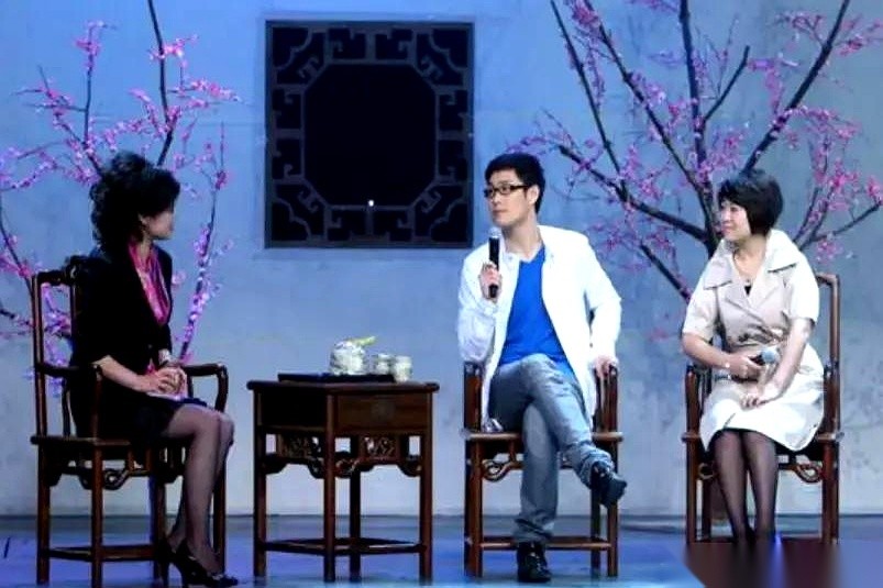 2009年的一档访谈节目上，小沈阳对着镜头脱口而出：“臭不要脸的。”
主持人赵丹军当场沉下脸，直接发难：“你必须向我道歉，否则这节目没法录了。”
台下的经纪人赶紧小跑上台解围，谁也没想到一句玩笑话会演变成停录危机。
这句话一出，台上的情况变得很微妙。小沈阳原本带着习惯性的笑脸，以为自己抛出了一个能让