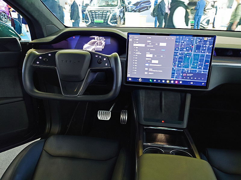 说真的，刚刷到特斯拉官方上架的2024款Model S/X 1:18车模，定价1499元的时候我直接愣了。
翻了下参数，用了220多个零件，绒面内饰、织物安全带这些细节全做出来了，车门、前后备箱都能开，前轮还能转向，连21英寸的轮毂都还原得一模一样，重量1.14KG拿在手里肯定很有分量。
转头去搜电