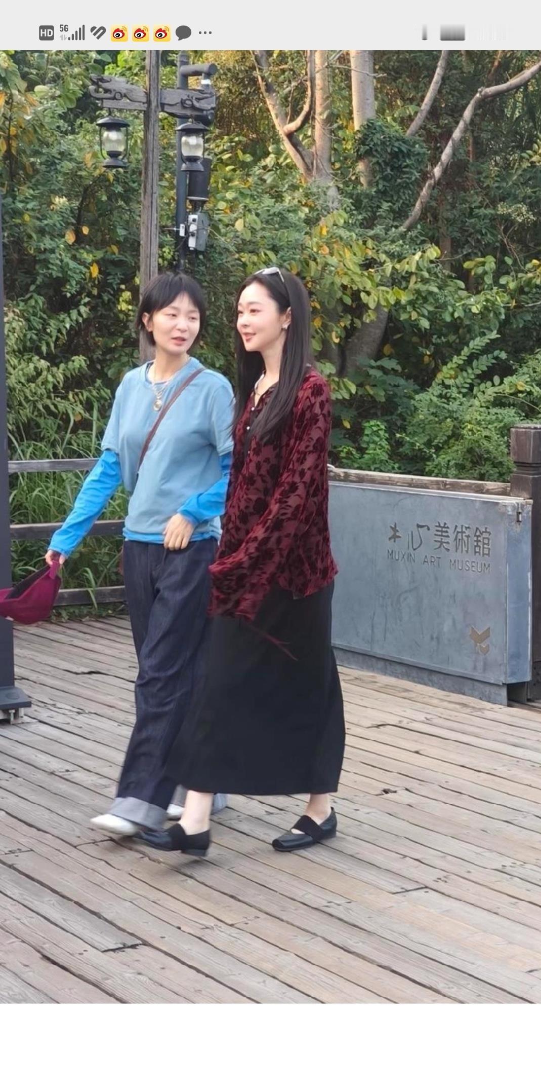 乌镇石板路上，老远看宋轶脚踝像套了双白棉袜，凑近才看清，那是皮肤白出来的反光。
路人和史策并肩走着，没助理没工作人员，像普通观众看展。那身衣服挑人，换人穿显沉，她穿上倒把衣服衬亮了。
绯闻没官宣过，评论区却拿“谈没谈恋爱”当尺子量人。角色是角色，真人是真人，用戏里的白月光绑架她私生活，本身就是不讲理