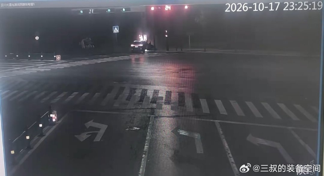 #问界M9起火视频下架##神木警方称问界事故系单方事故#单方事故，事发时车上只有司机一人，问界公司称：该车起火原因为高速情况下车辆机舱遭受剧烈撞击引发线路短路及油液泄漏，导致起火燃烧。开车出事故不意外，不过视频中的车速感觉不高，应该没有达到139公里吧？ ​