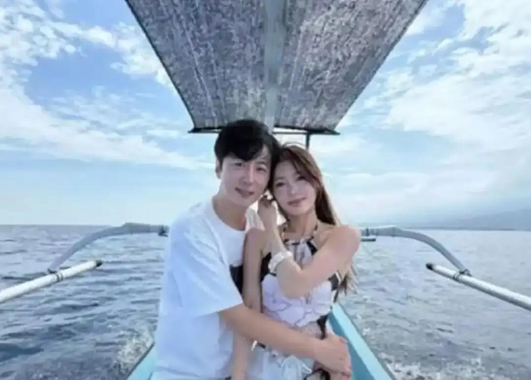 离婚整整4年，演过新版“箫剑”的高梓淇突然高调公开恋情，很多人第一反应居然是：这哥们儿居然还没对爱情死心？
10月20日，45岁的高梓淇大大方方发文，管女友叫“我的女孩”，女方是小他十几岁的圈外人孙晓彤。
其实两人早就低调相伴了三年，最近还合体去云南录了感情类真人秀，牵手逛街被路人拍了个正着，这