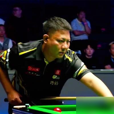 3个月没碰球，上来把职业选手打了个10-2。
郑宇伯这趟长沙，本来是“溜达一圈，捅两下试试”。结果半决赛6-5逆转蓝裕豪，决赛直接横扫江俊，30万奖金揣兜里。
江俊不是没机会，关键球频频摔袋，越急越崩。郑宇伯呢，中式那套准度和手紧的劲儿，一点没丢。
奥沙利文都出来发话了，说他不光中式打得好，斯