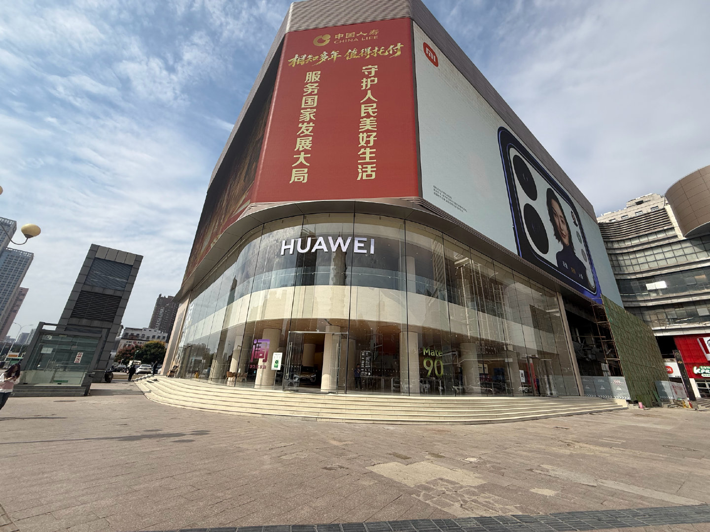 郑州最核心的地理位置，一个是小米，一个是华为。

含金量无需多言。[doge]  ​