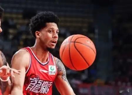 球迷给杜峰支招，只要防住广州龙狮威金顿与徐昕的连线比赛就赢了一半。杜峰...