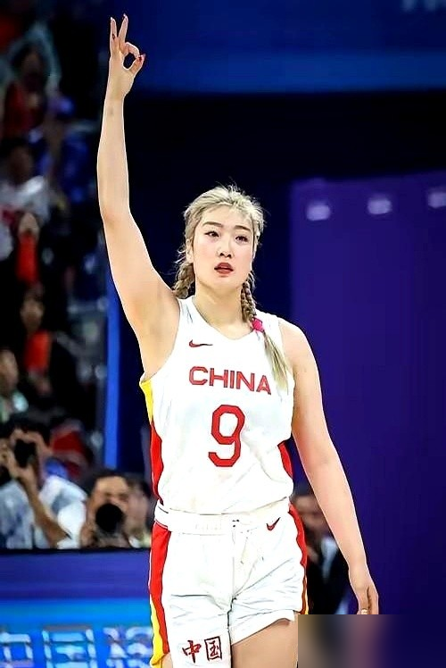 李梦从国家队名单里消失了，主教练专访从头到尾没提她一个字。
新华社那篇专访，宫鲁鸣把邓雨婷、杨舒予、韩旭、李月汝挨个夸了一遍，就是没有李梦。早前他说过两个原因：伤病，加上长期脱队训练，状态跟不上。
但有意思的是，李梦转头签了海外新联赛，高薪，2026年11月开打。她社交账号上中国女篮队员的认证也