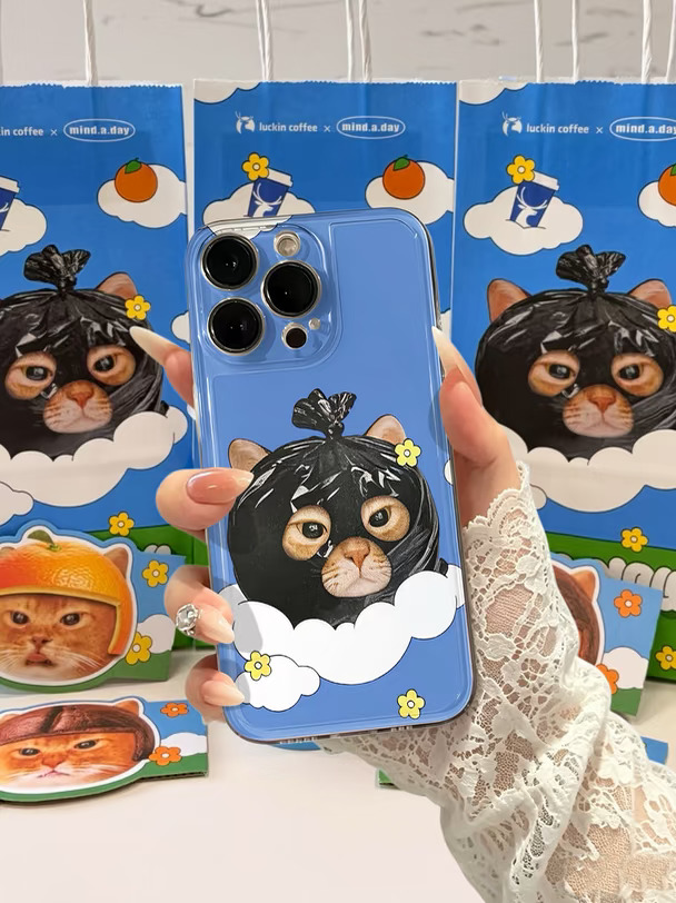 瑞幸垃圾套猫咪手机壳萌炸了！谁懂啊