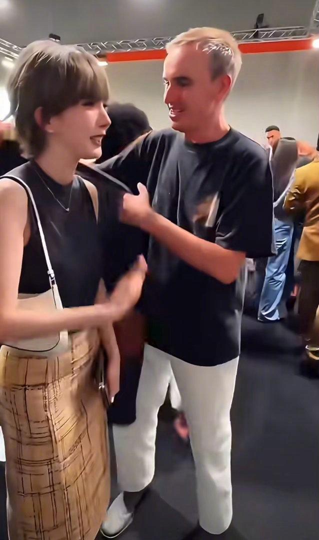 #娱乐[超话]##杨幂被送马吉拉外套#
这波跨界双向奔赴的质感真的拉满！谁不知道杨幂平时私服就爱穿先锋设计款，马吉拉的解构风跟她又飒又灵的气场简直天作之合，被品牌送专属外套完全是互相认可的正常操作吧？
总有人盯着明星的品牌待遇酸来酸去，不如看看人家这么多年在时尚圈的稳扎稳打——能扛住各种 ​
