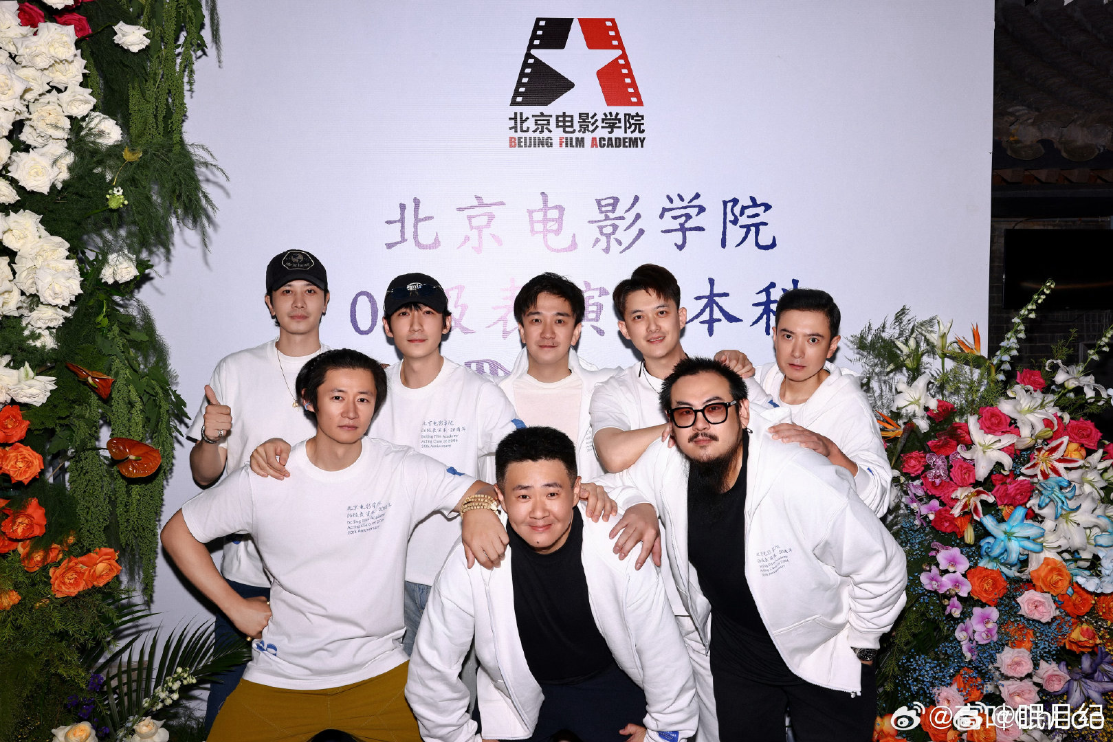 我速速保存 
#朱一龙给大学同学送20周年伴手礼# ​