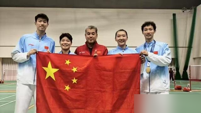 奥运冠军去芬兰带一群生瓜蛋子，没成绩指标，就为治一种病。
10月6号北极公开赛开打，谌龙第一次独立带队。坐镇男单教练席，手底下是董天尧、朱轩辰、胡哲安。
三个名字，别说外人，连老球迷都得愣一下。
国羽这站500赛，除了李诗沣、翁泓阳这几个中坚，余下清一色新人。摆明了不要名次，就要你站上欧洲的场