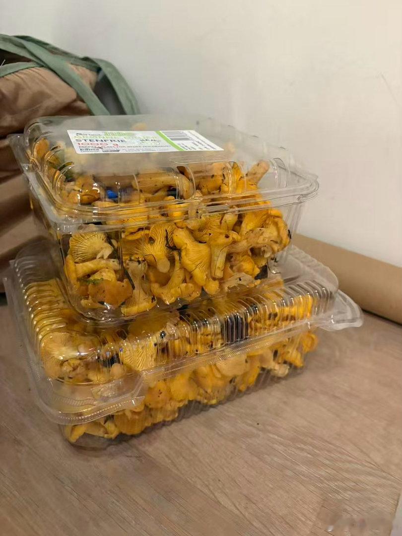 #偷懒厨房小天才# 昨天我做饭，某人说怎么比预制菜还快呢，还没有油烟。我也发现了一个三文鱼极简做法：鱼块擦干，撒盐和蒜粉、红椒粉，愿意吃孜然辣椒的也可以撒，然后撒Panko（炸粉），空气炸锅180度，5-7分钟；反正四条的5分钟，5条7分钟，各家空气炸锅火力不一样，反正就是图三这个湿润溏心状态； ​