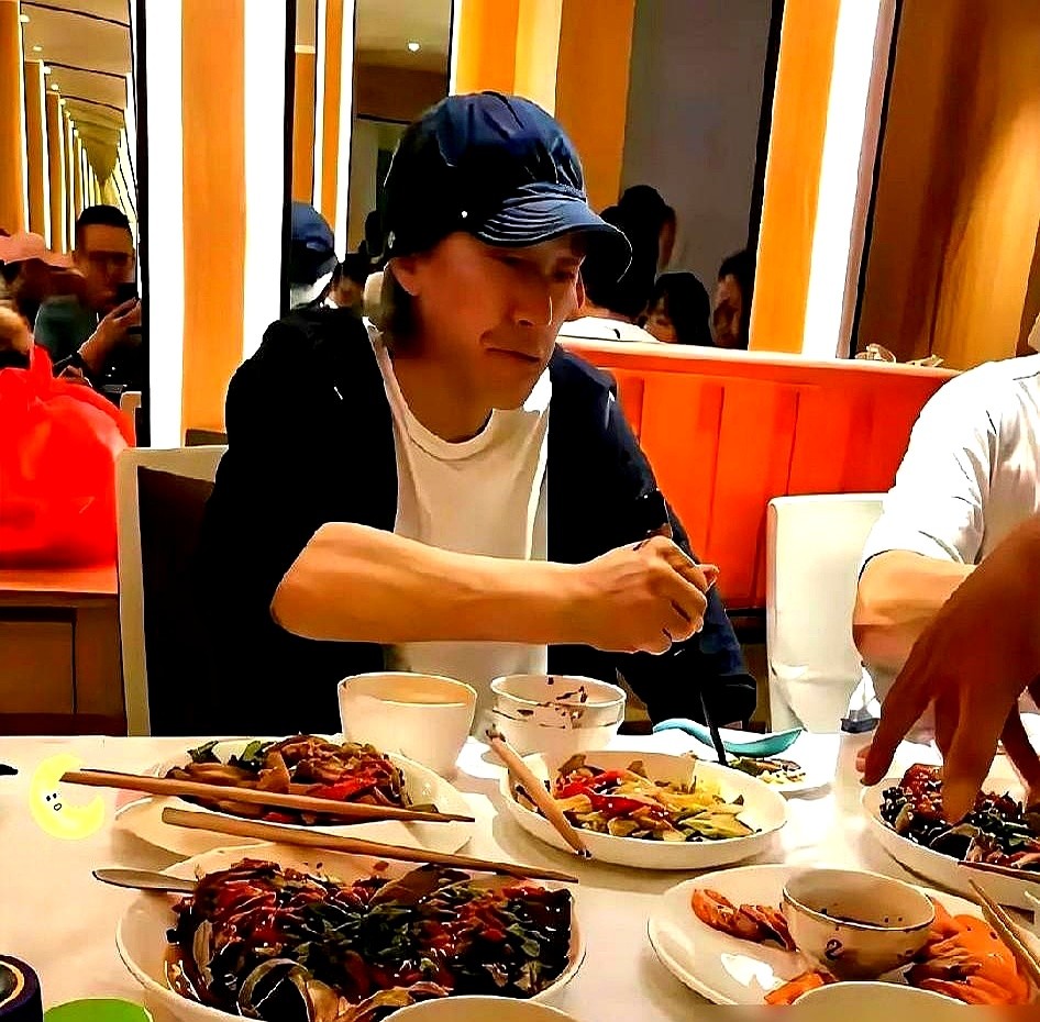 “没什么是不可能的。”周星驰憋了半天，对着刘嘉玲吐出这句话。

刘嘉玲当众逼问星爷，能不能跟梁朝伟合体拍部戏。现场瞬间安静，所有人盯着周星驰。他没躲，直接接了招。

其实梁朝伟早看透了，他曾戳破真相：周星驰的戏，主角永远只能是他自己。刘嘉玲还不死心，当场翻旧账，追着星爷要当年俩人拍的短片底片。那会儿