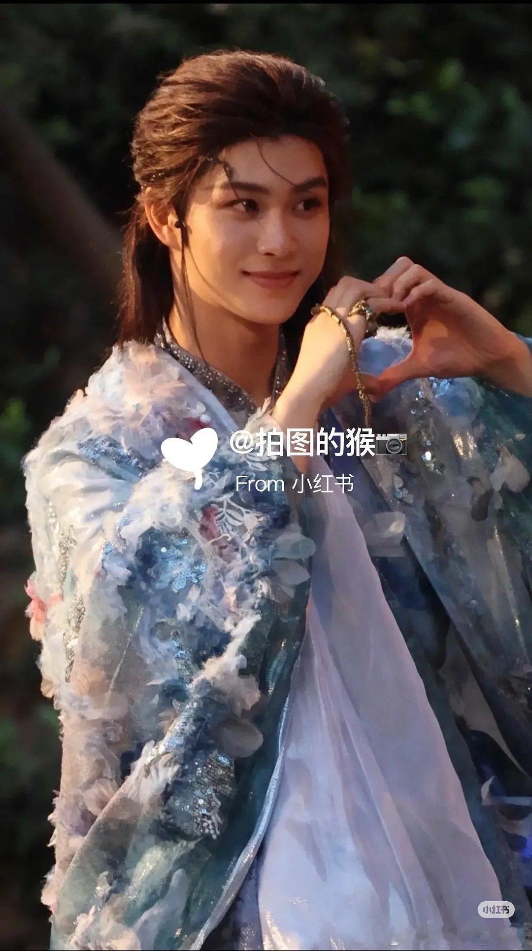 郭老四是否偏心的有点明显，为啥给配角打扮的这么鲜亮，然后让男女主COS暗黑势力啊 ​
