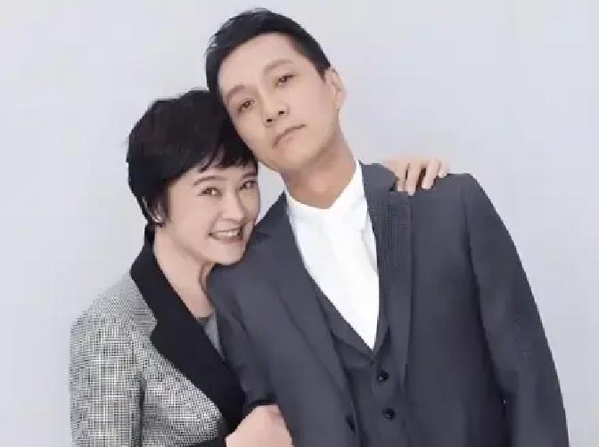 演员冯远征说：“我在四十出头的时候，突然后悔做丁克了，后来跟我老婆梁丹妮念叨，没想到她偷偷去医院检查去了，回来之后跟我说，说你去医院查一查，医生让你去呢。那会，她心里的苦恐怕只有她自己知道。
 
冯远征接过梁丹妮递来的检查单，目光扫过那些数字和结论。他看完，把单子折好，放回桌上。
 
“以后不提了。