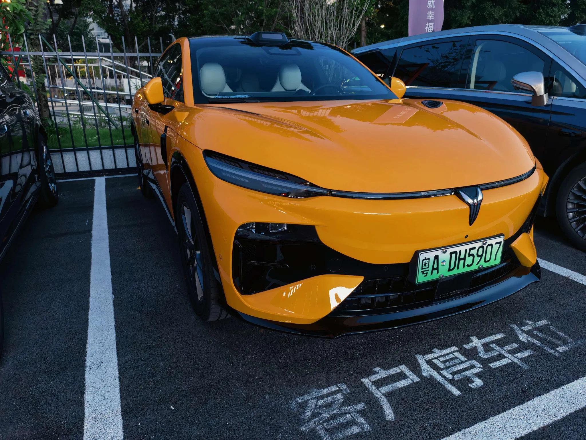 终于到门店试驾追光S。实车比照片更加大气，线条很流畅。车机反应迅速，操作没有卡顿。开起来底盘滤震到位，过减速带比较柔和。加速给力，四激光雷达的智驾辅助用着安心。算是一次不错的看车体验。
岚图追光S 到店试驾