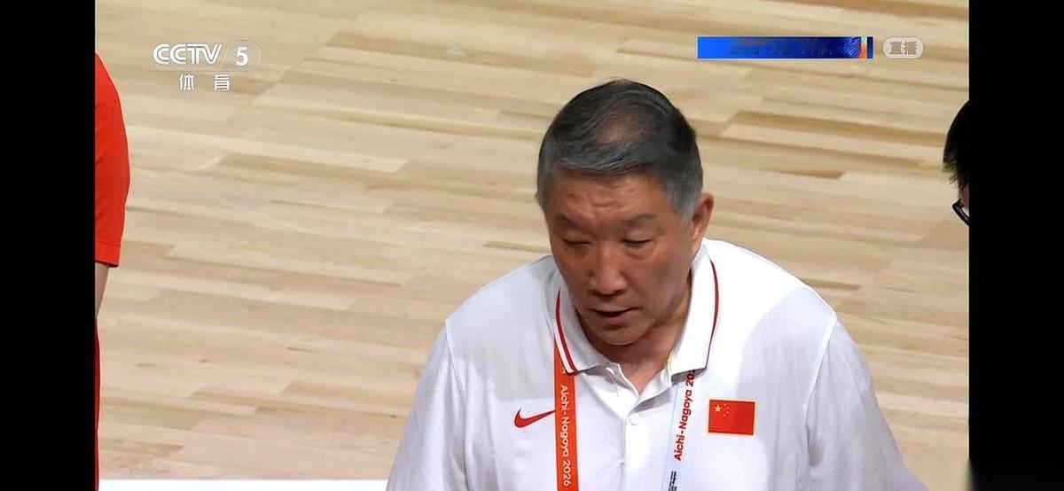 中国女篮不敌韩国队这场球，终场哨音吹响时，技术统计表上的一项数据格外扎眼：全场比赛，中国队的失误生生比对手多出了十几个。
在这十几个刺眼数据的背后，是教练席上一波强行“走钢丝”的排兵布阵。
面对韩国队，主教练宫鲁鸣大手一挥，硬生生按住了手里的“内线重器”张子宇和刘禹彤，转而端出了一套之前从未首发过的