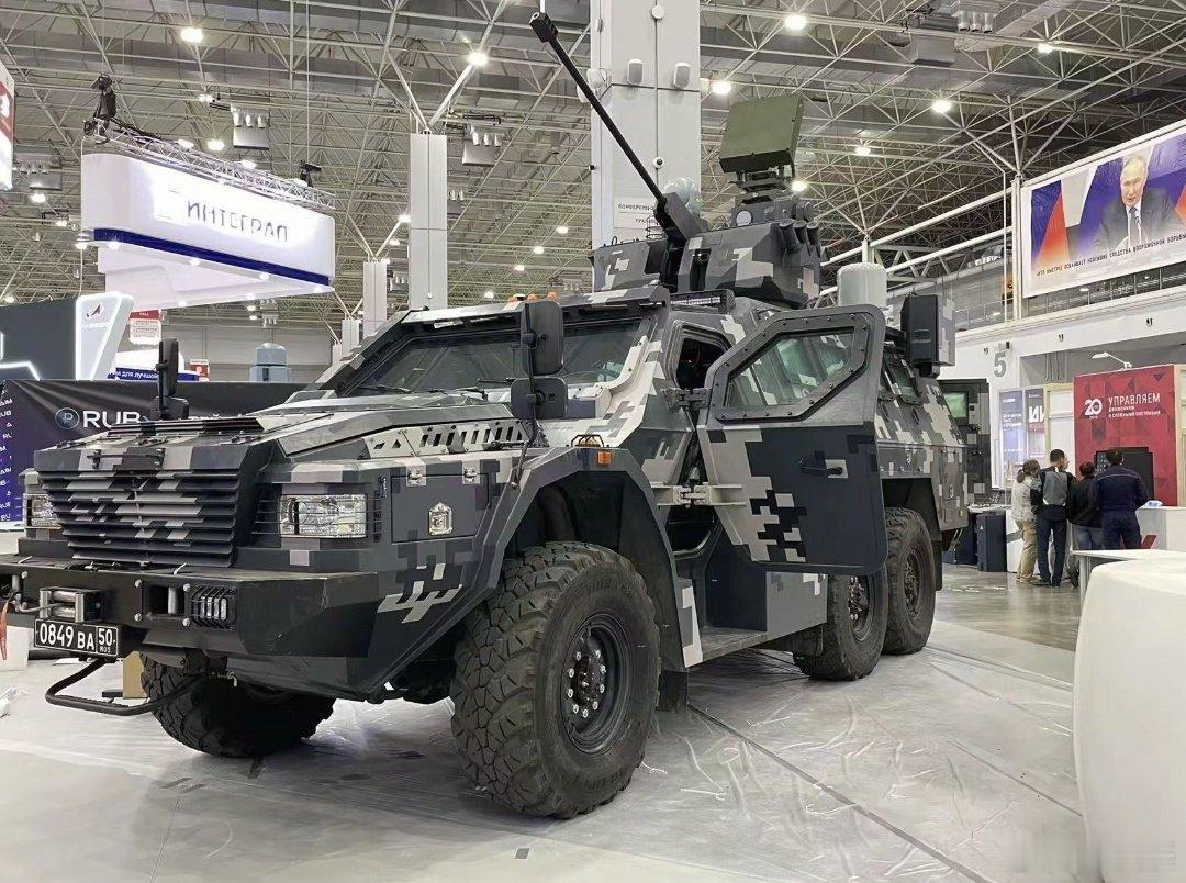 国外的六轮装甲运兵车，装有一门30毫米对空/地多用途炮？炮塔上面装有光电云台和雷达，车体后部有无人机干扰装置。东西不错，但是要看产量，能装备多少？[doge][doge][doge][二哈][二哈][二哈] ​