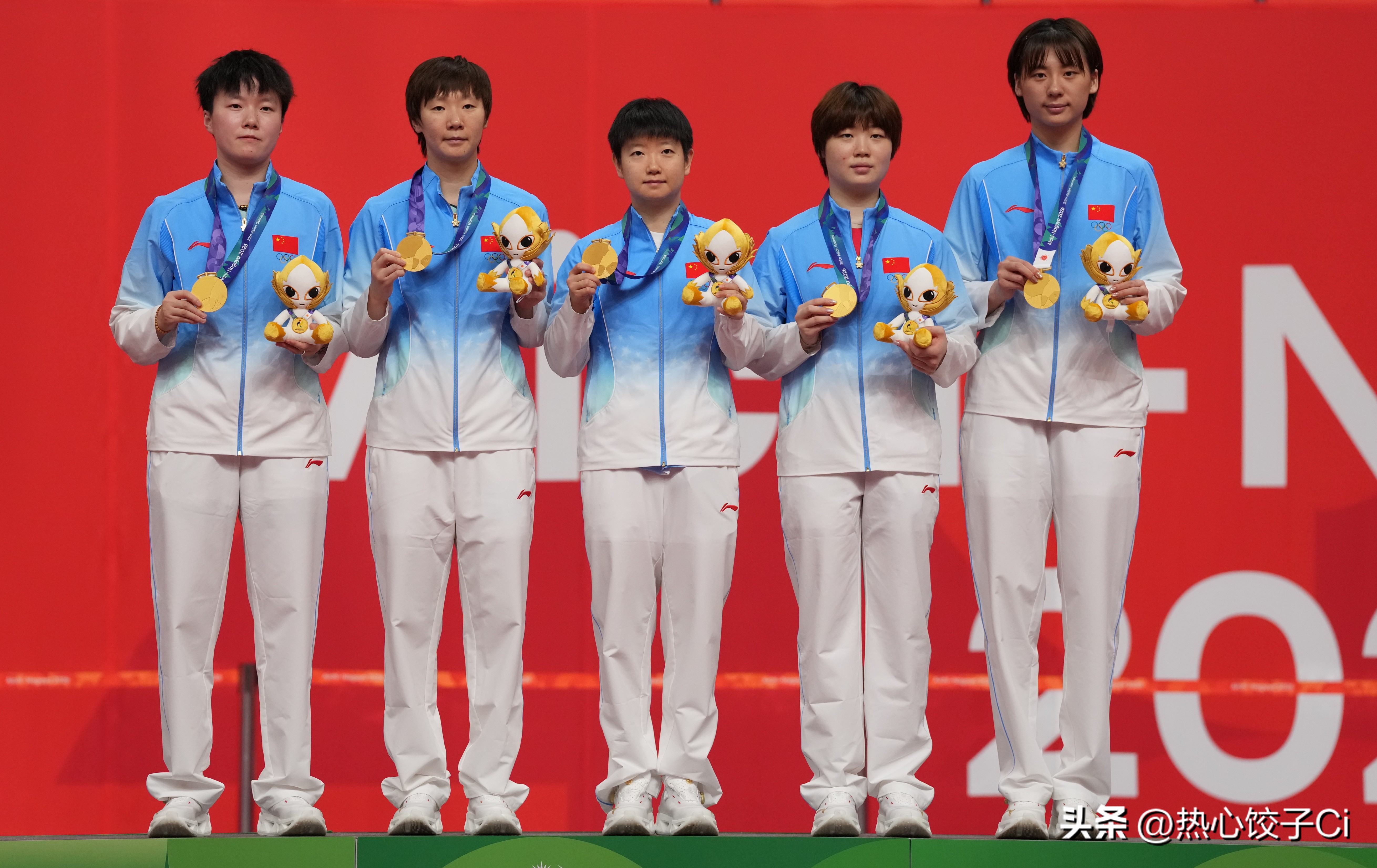 此次日本名古屋亚运会乒乓球女团决赛，中国队3-0横扫日本队，实现亚运女团六连冠。颁奖仪式上，前国乒大满贯得主、现亚奥理事会运动员委员会主席丁宁担任颁奖嘉宾。她们笑得都很开心，小话唠孙颖莎凑近她耳边小声聊天，一口喊“宁姐”，几句话直接把丁宁逗得开怀大笑，丁宁轻拍莎莎手臂，笑着祝贺赛场奋力拼搏。领奖台欢