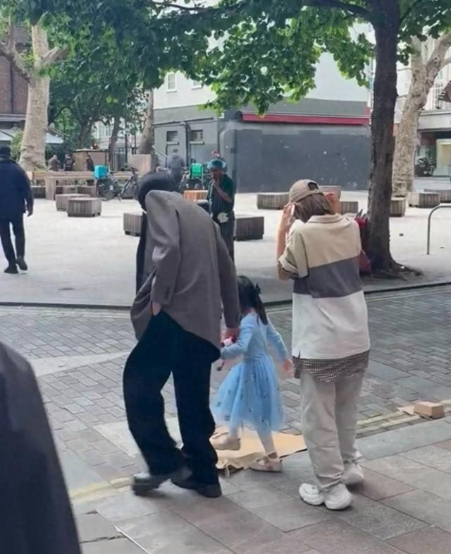 36岁张若昀伦敦一手牵女儿一手插兜，5岁闺女穿艾莎公主裙蹦蹦跳跳，唐艺昕低调跟后面，网友笑翻：再潮的明星也拗不过闺女 ​