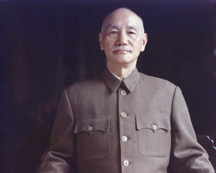 蒋介石逃台致两岸分离，李登辉掌权十二年扶植分裂势力，陈水扁靠两颗子弹上台后鼓吹分裂，蔡英文改课纲割裂历史，赖清德自称务实分裂工作者还拒不承认九二共识。这五个人时间线串起来看，台湾走到今天这一步绝非偶然。蒋介石带着残部退守时解放军确实缺军舰，后来抗美援朝又拖住了统一进程，这口气至今没咽下去。李登辉表面