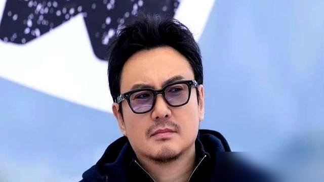 李小冉一句“你们还有戏拍”，直接把遮羞布撕了。
赵今麦在《你好星期六》说录完得赶回横店，五点进组。李小冉脱口反问，魏大勋跟着来句“在炫耀吗”，赵今麦只能闭嘴。
不是开玩笑。横店摄影棚空置率近八成，暑期古装长剧只开了两部，超六成横漂断粮。赵今麦拍的那部《一念江南》，成了少数还在转的机器。
一个在